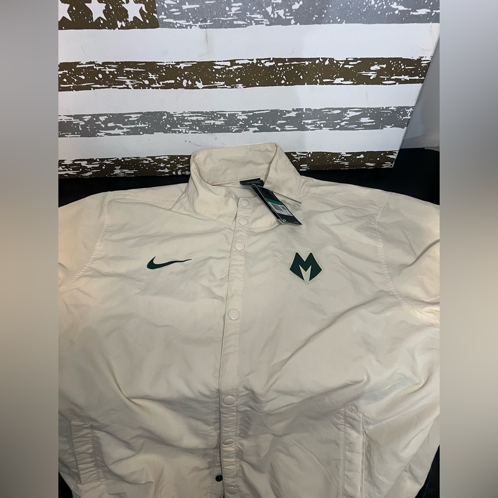 Nike Milwaukee Bucks Jacket - Picture 4 of 5